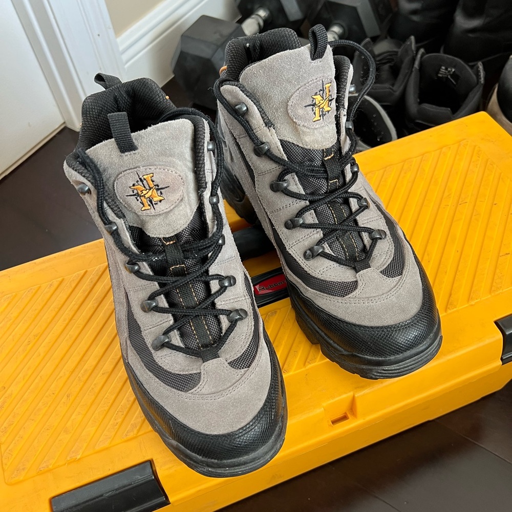 Warm hiking boots. Black & gray. Light weight and rugged